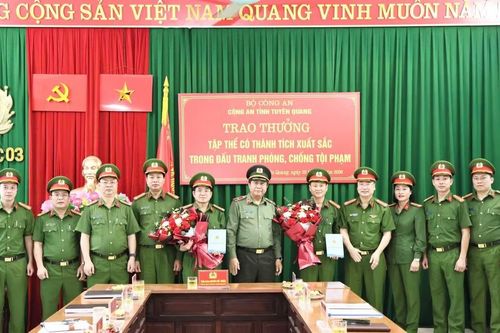 Tuyên Quang trao thưởng ban chuyên án phá đường dây buôn bán hàng cấm xuyên biên giới