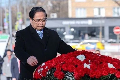Thủ tướng Phạm Minh Chính dâng hoa tại Tượng đài Chủ tịch Hồ Chí Minh và Đài tưởng niệm Liệt sĩ Vô danh ở Moskva