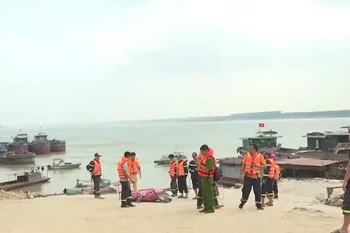 Phú Thọ: Khẩn trương tìm kiếm nạn nhân trong vụ lật tàu trên sông Hồng