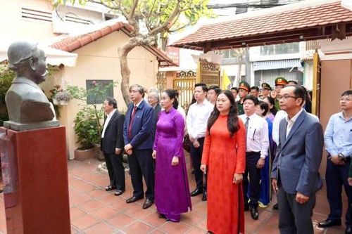 Dâng hương tưởng niệm 100 năm ngày mất nhà yêu nước Phan Châu Trinh
