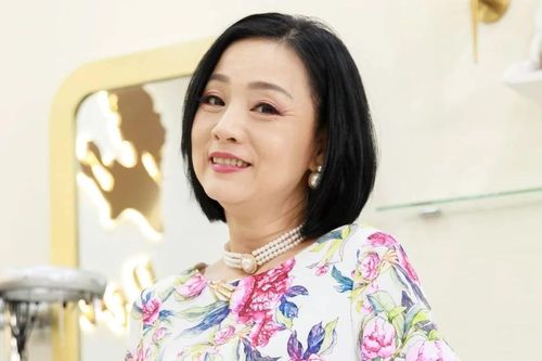 Trở lại với vai diễn độc lạ, NSƯT Mỹ Duyên diễn xuất nhập tâm đến nỗi các đồng nghiệp hết lời khen ngợi