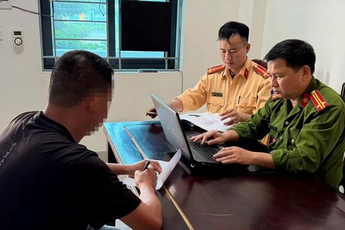 Nghệ An: Xử phạt tài xế xe bán tải dừng, đỗ gây cản trở giao thông