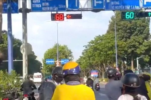 TPHCM: Hai người ẩu đả giữa giao lộ, nhiều xe máy bị xô ngã