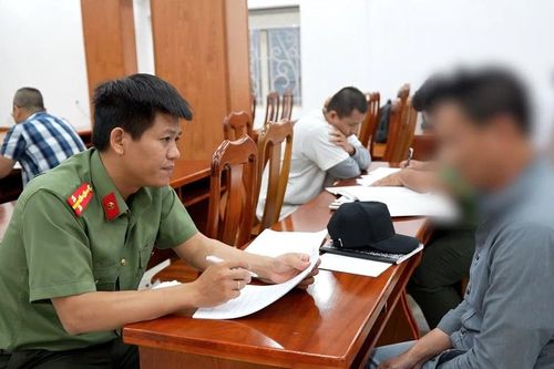 Công an TPHCM tiếp nhận 34 người bị trục xuất khỏi nước Mỹ