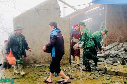 Cán bộ, chiến sĩ Đồn Biên phòng Tùng Vài khẩn trương hỗ trợ nhân dân khắc phục hậu quả do thiên tai gây ra