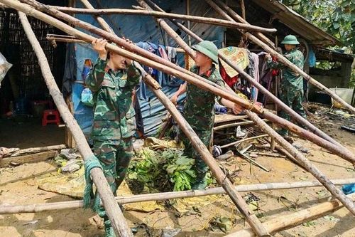 Nhiều nhà đổ sập, hư hỏng do mưa kèm dông lốc mạnh ở miền Bắc