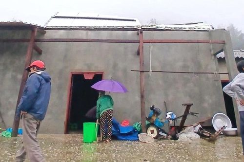 Giông lốc kèm mưa đá ở Tuyên Quang, nhiều nhà dân tốc mái