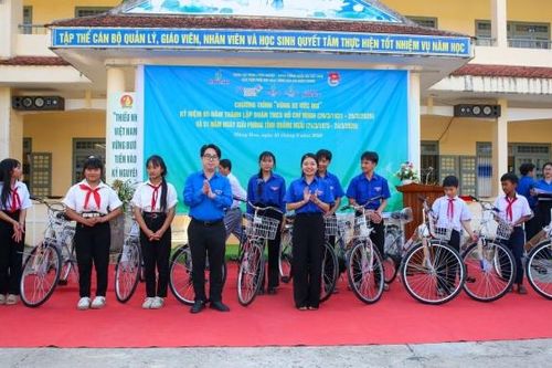 Cụm phối hợp Tuổi trẻ Petrovietnam miền Trung thực hiện nhiều chương trình ý nghĩa cho học sinh vùng cao Quảng Ngãi