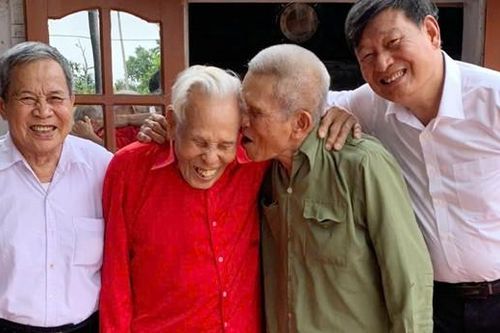 Đi gần 200km về thăm em trai 95 tuổi, anh 103 tuổi reo vui phút hội ngộ