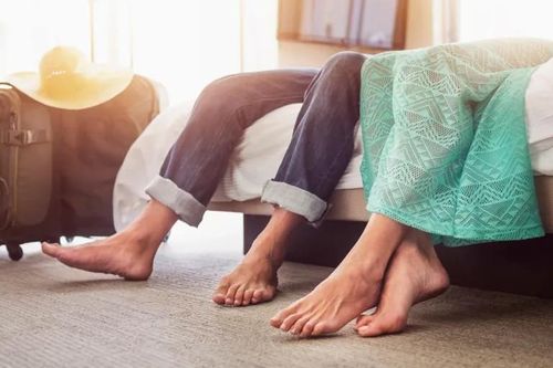 Vì sao du khách không nên đi chân trần trong phòng khách sạn?