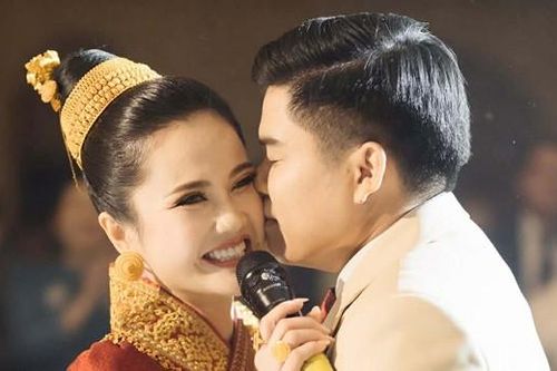 Cô dâu Lào hát tiếng Việt tặng chú rể, quan khách ngỡ ngàng vì quá hay