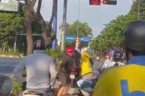 Clip hai người đàn ông lao vào ẩu đả trên đại lộ ở TPHCM gây hỗn loạn
