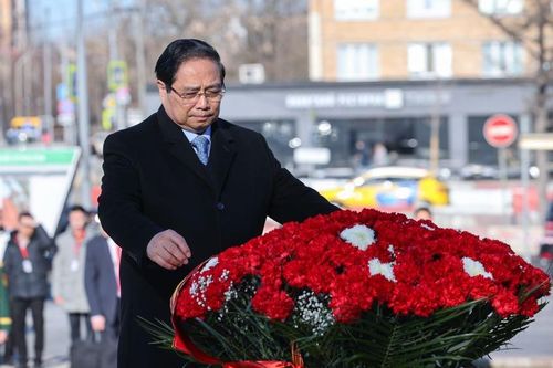 Thủ tướng dâng hoa tại Tượng đài Chủ tịch Hồ Chí Minh ở Moscow