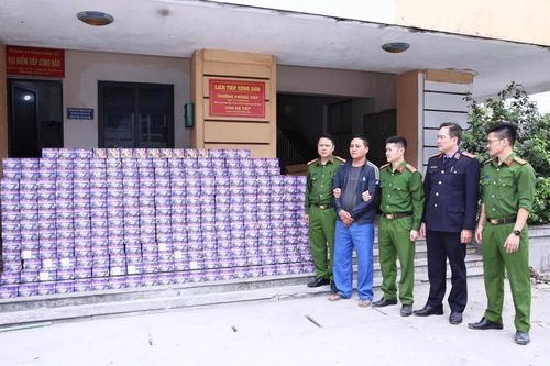 Cảnh sát chặn ô tô chở hơn 700kg hàng cấm, Phan Thanh Hương ra đầu thú
