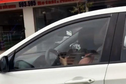 Lái ô tô vẫn dùng hai tay bấm điện thoại, nữ tài xế bị ghi hình gửi CSGT xử phạt