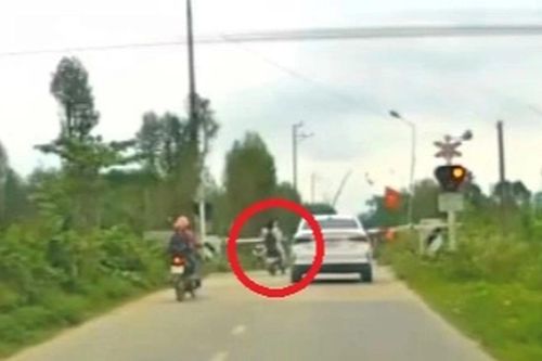 Clip 'thót tim' hai nữ sinh liều lĩnh băng qua đường ray khi tàu hỏa đang ập tới