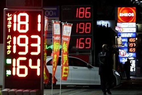 Nhật Bản dự định chi 5 tỉ USD từ quỹ dự phòng để ghìm giá xăng