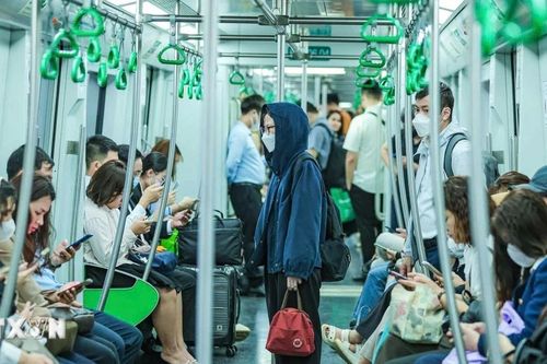 Hà Nội: Các tuyến metro ngày càng đông hành khách nhờ tiện lợi và đúng giờ