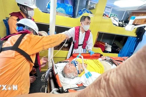 Hỗ trợ khẩn cấp đưa 2 người bệnh nước ngoài về bờ chữa trị