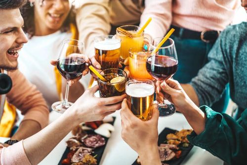 Rượu vang là 'ngoại lệ' trong nghiên cứu mới về tác hại của đồ uống có cồn
