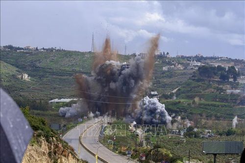 Video Israel không kích cây cầu ở Liban, ngăn Hezbollah đưa quân về miền Nam