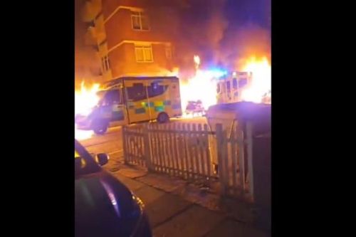 Video xe cứu thương tình nguyện của người Do Thái bị đốt ở London