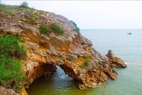 Nghệ An: Khám phá hang Mũi Trâu dưới chân núi Mành Sơn