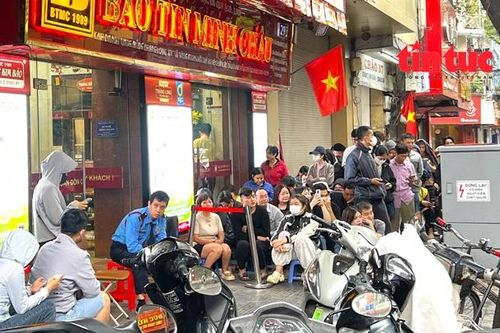 Chuyên gia cảnh báo tâm lý FOMO xếp hàng 'bắt đáy' khi giá vàng giảm sâu