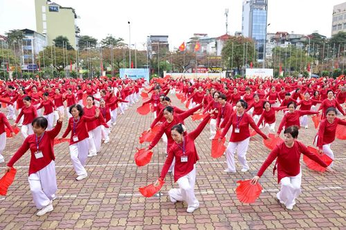 'Rèn luyện thân thể theo gương Bác Hồ vĩ đại' hưởng ứng Ngày Thể thao Việt Nam