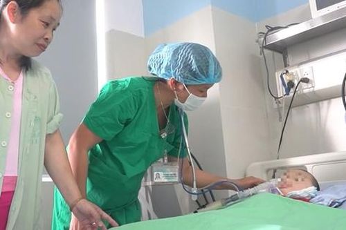 10 năm níu con khỏi lằn ranh sinh tử, người mẹ bật khóc khi con sắp về nhà