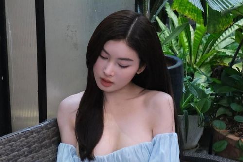 Á hậu Ngọc Thảo mặc váy trễ vai xuyên thấu, e ấp chuẩn 'nàng thơ'