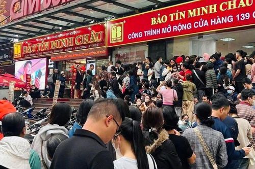 Người dân xếp hàng dài 'bắt đáy' vàng