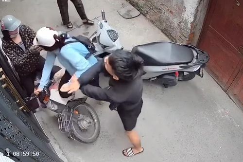 Làm rõ đối tượng chặn đường, tát liên tiếp chị họ giữa ngõ