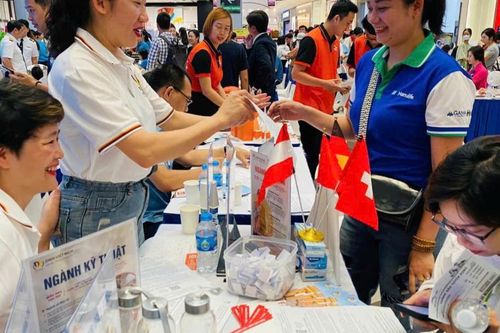 Thị trường lao động Hà Nội sôi động, doanh nghiệp nâng chuẩn tuyển dụng
