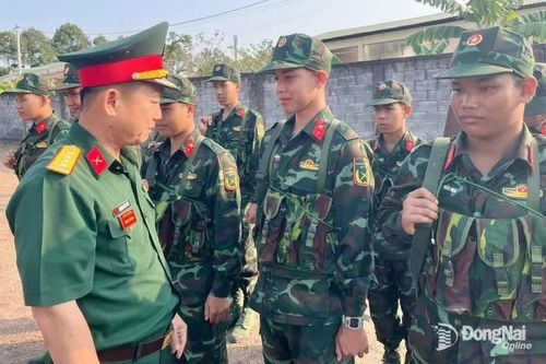 Động viên chiến sĩ mới huấn luyện tại thao trường