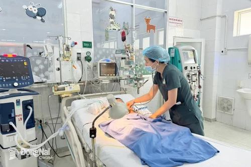 Thay huyết tương, lọc máu cứu bé trai bị ngộ độc thuốc hạ sốt