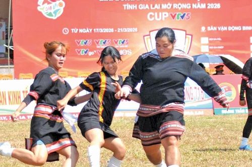 Nữ cầu thủ dân tộc thiểu số nuôi đam mê sân cỏ