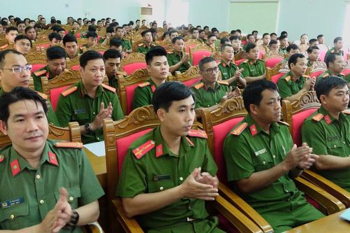 Công an tỉnh Gia Lai tập huấn điều lệnh, quân sự, võ thuật cho cán bộ huấn luyện