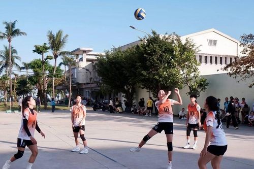 Gần 1.000 sinh viên tham gia Hội thao QNU lần thứ I