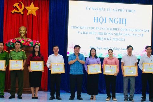 Phú Thiện khen thưởng 67 tập thể, cá nhân về công tác bầu cử
