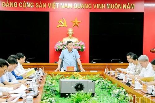 Phó Chủ tịch UBND tỉnh Đinh Công Sứ nghe báo cáo Đề án phát triển nông nghiệp tuần hoàn