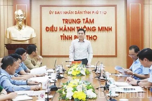 Phó Chủ tịch UBND tỉnh Vũ Việt Văn nghe báo cáo một số dự án phát triển đô thị, nhà ở