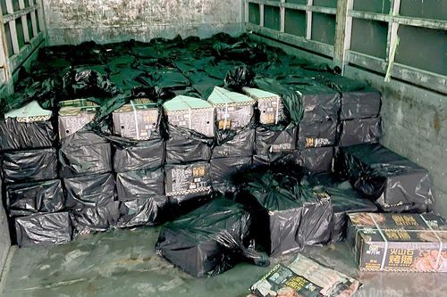 Phát hiện 2 xe ô tô chở 5.250 kg lạp xưởng chưa rõ nguồn gốc xuất xứ