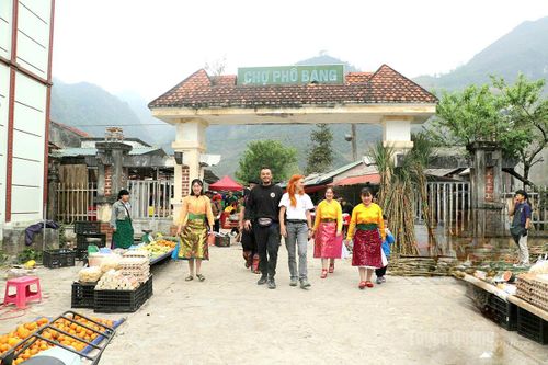 Sắc màu phiên chợ ngược thời gian