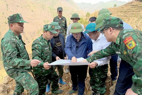 Đoàn công tác của UBND tỉnh khảo sát thực địa đánh giá tình hình sạt lở tại xã Lũng Cú