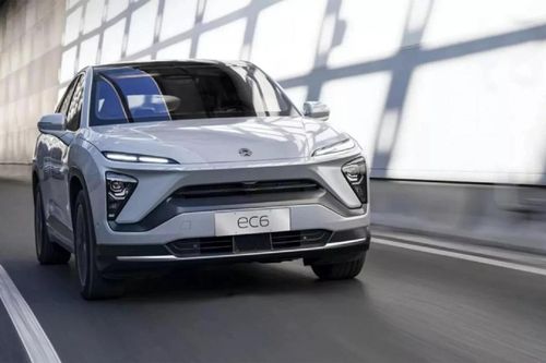 Xe điện và xe xăng: Khoảng cách mất giá dần thu hẹp