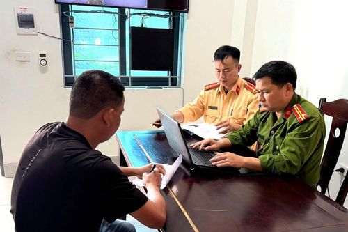 Vụ xe bán tải đỗ chắn đường ở Nghệ An, lập biên bản xử lý vi phạm hành chính chủ xe