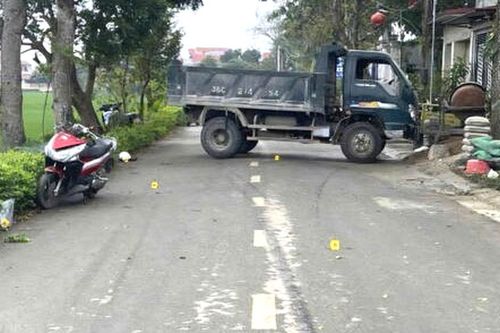 Thanh Hóa: Xe máy va chạm xe ben, hai người thương vong