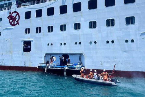 Nỗ lực xuyên đêm cứu du khách Nhật từ tàu Pacific World