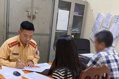 Hà Nội: Xử phạt tài xế dùng điện thoại khi lái xe, không để hành vi nhỏ gây hệ lụy lớn